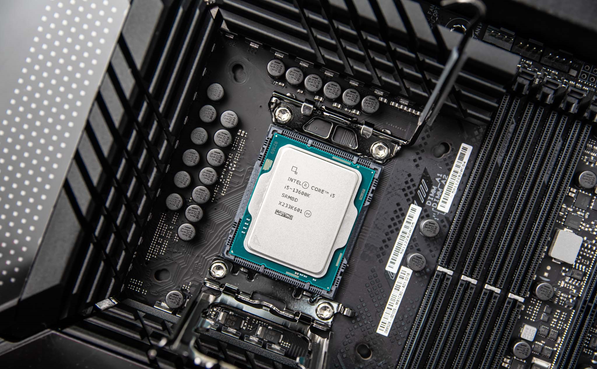 Intel Core i5-13600K ép xung đến 5.8 GHz, nhưng là với mainboard chipset B660